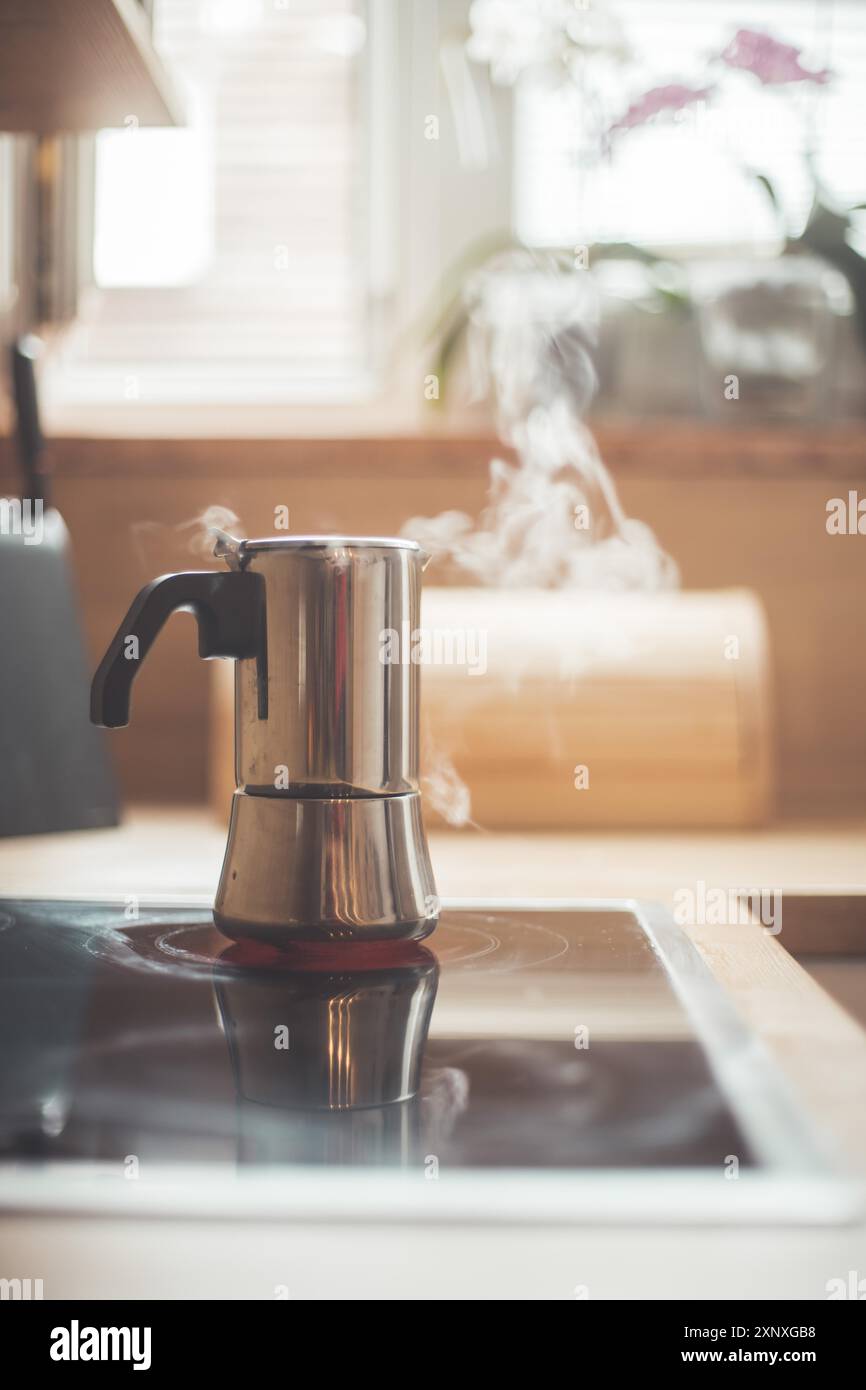 Cafetière italienne sur la cuisinière chaude, petit déjeuner Banque D'Images