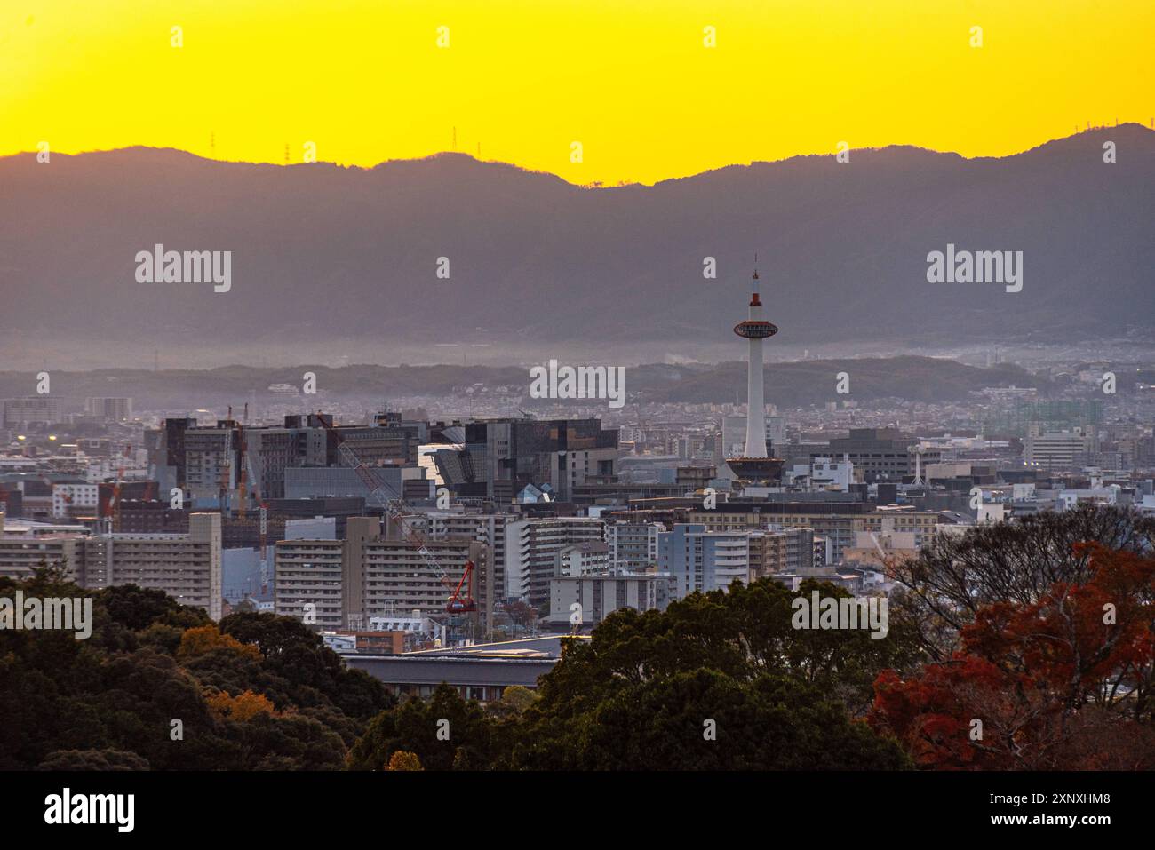 Horizon de Kyoto au coucher du soleil avec un ciel orange vibrant, Kyoto Tower, Kyoto, Honshu, Japon, Asie Copyright : CasparxSchlageter 1372-488 Banque D'Images