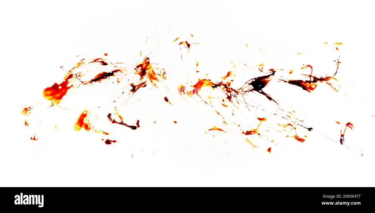 La nourriture était sale. Frottis de sauce au chocolat et au caramel sur une table blanche, motif grunge abstrait Banque D'Images