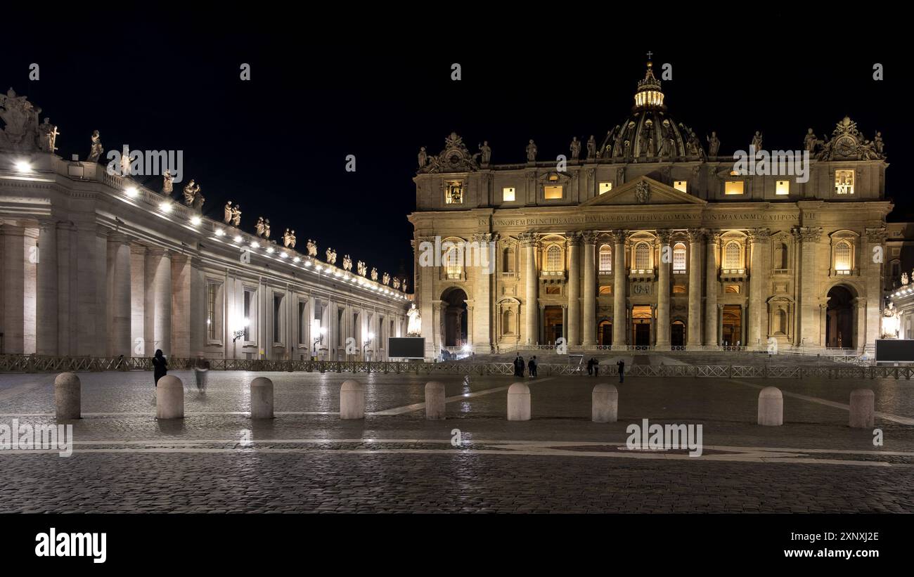 Scène nocturne de la place Saint-Pierre dans la Cité du Vatican, l'enclave papale à Rome, avec la basilique Pierre en arrière-plan, site du patrimoine mondial de l'UNESCO Banque D'Images