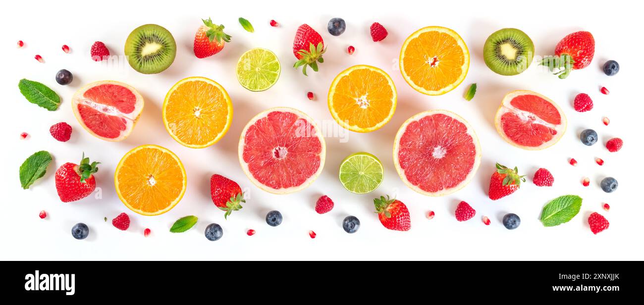 Panorama sur les fruits frais. Agrumes aux myrtilles et à la menthe, couché à plat sur fond blanc Banque D'Images