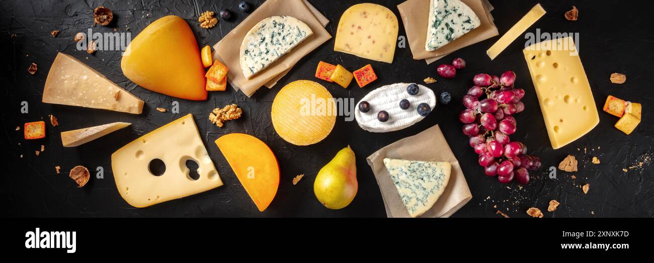 Panorama du fromage. Beaucoup de fromages différents, photographiés du haut sur un fond d'ardoise noire Banque D'Images