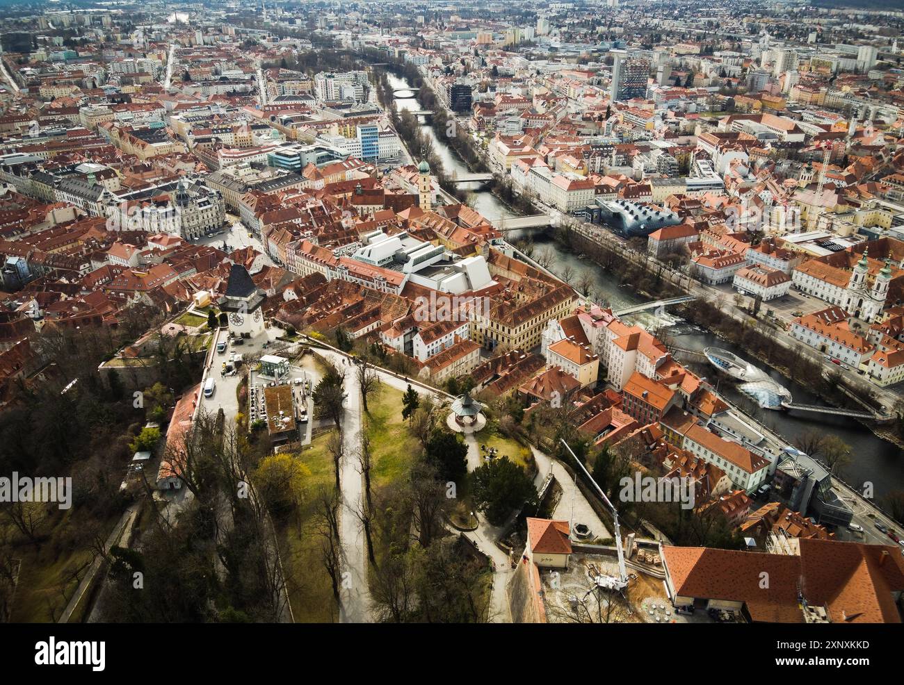 Vue aérienne de Graz colline Schlossberg en Autriche, paysage urbain avec toits de maison, rivière mur et tous les paysages célèbres de la ville touristique. Drone Shoot de Banque D'Images