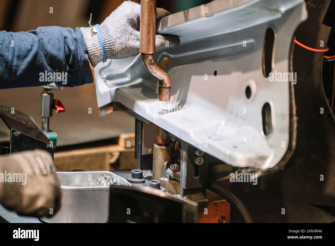 Machine de soudage par points pièce automobile industrielle en usine. Opérateur travaillant dans l'industrie Banque D'Images