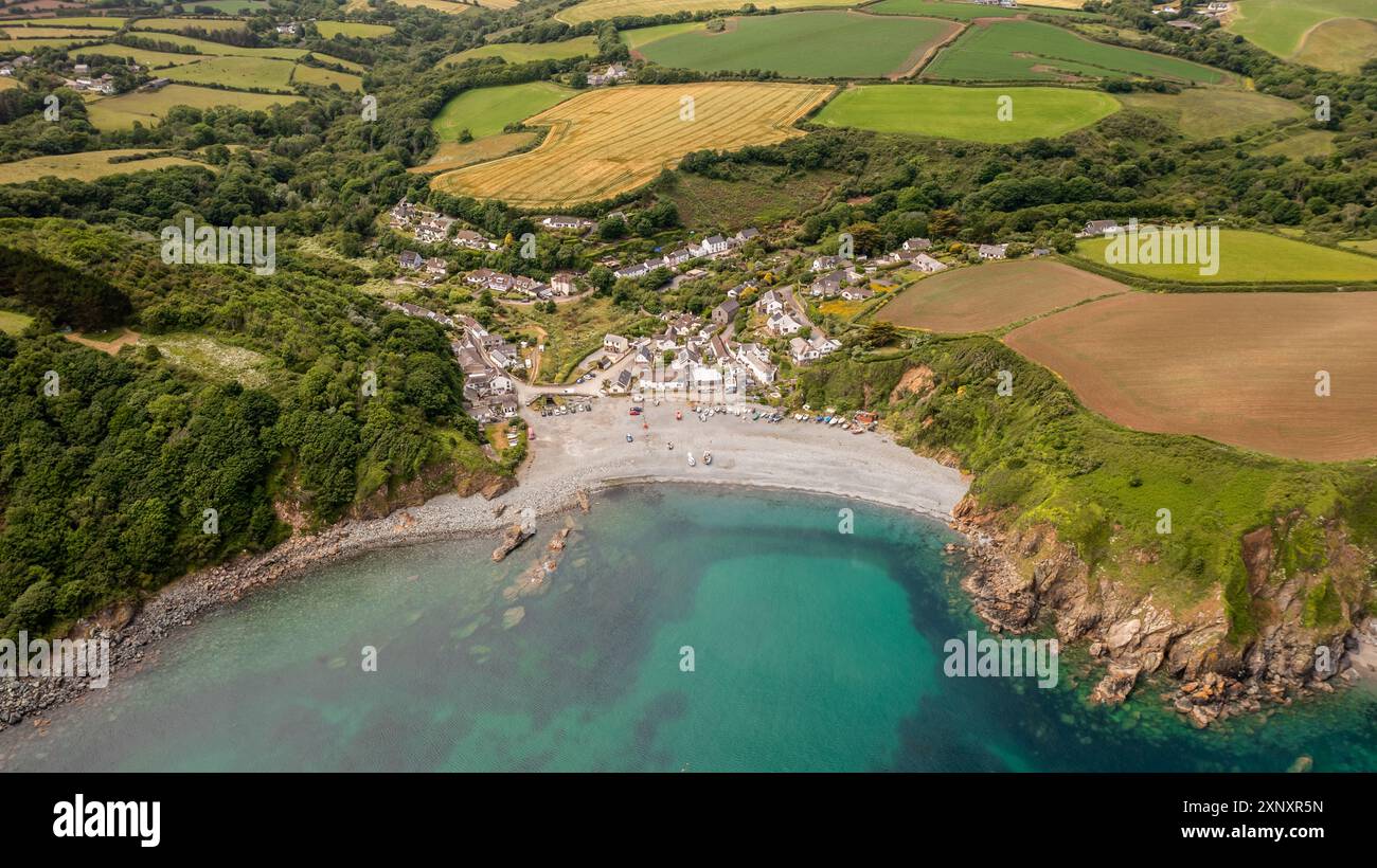 Paysage panoramique aérien du pittoresque village de pêcheurs de Cornouailles de Porthallow en Cornouailles avec côte rocheuse et plage de galets abritée sur la Liza Banque D'Images