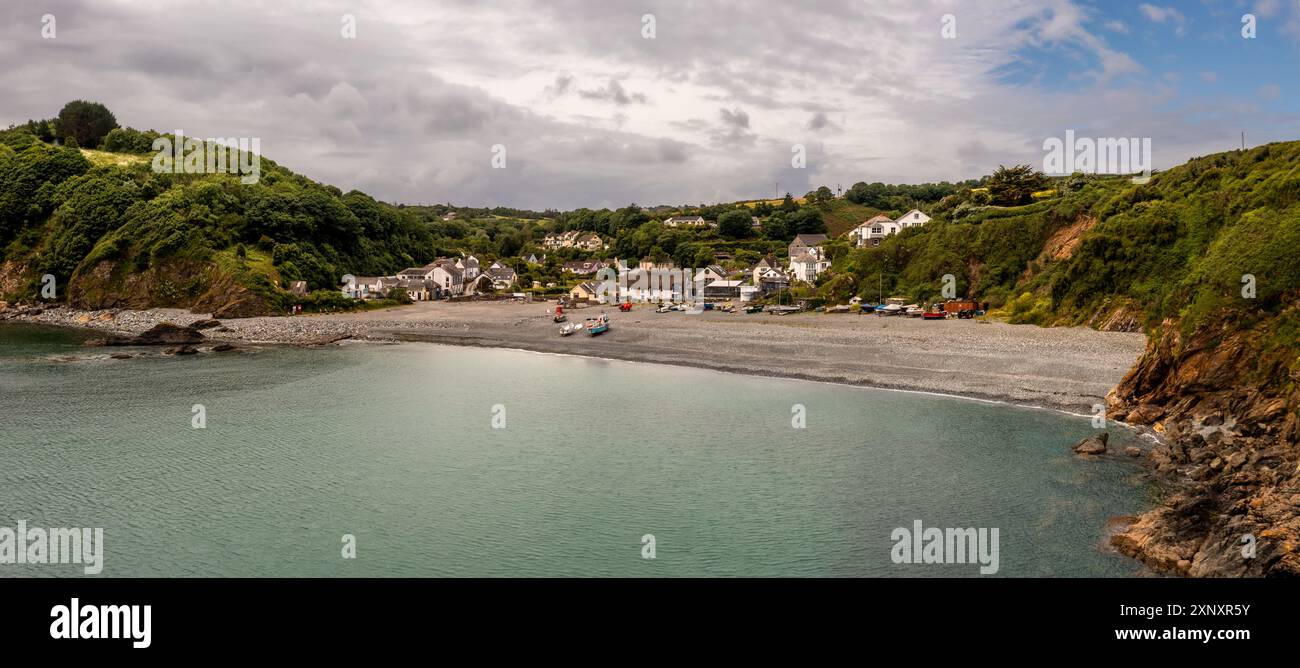 Paysage panoramique aérien du pittoresque village de pêcheurs de Cornouailles de Porthallow en Cornouailles avec côte rocheuse et plage de galets abritée sur la Liza Banque D'Images