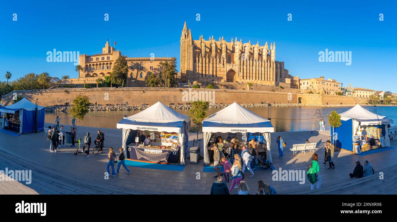 Vue de la cathédrale-basilique de Santa Maria de Mallorca et des stands d'artisanat sur le Passeig maritime, Palma de Mallorca, Majorque, Îles Baléares, Espagne, Europ Banque D'Images