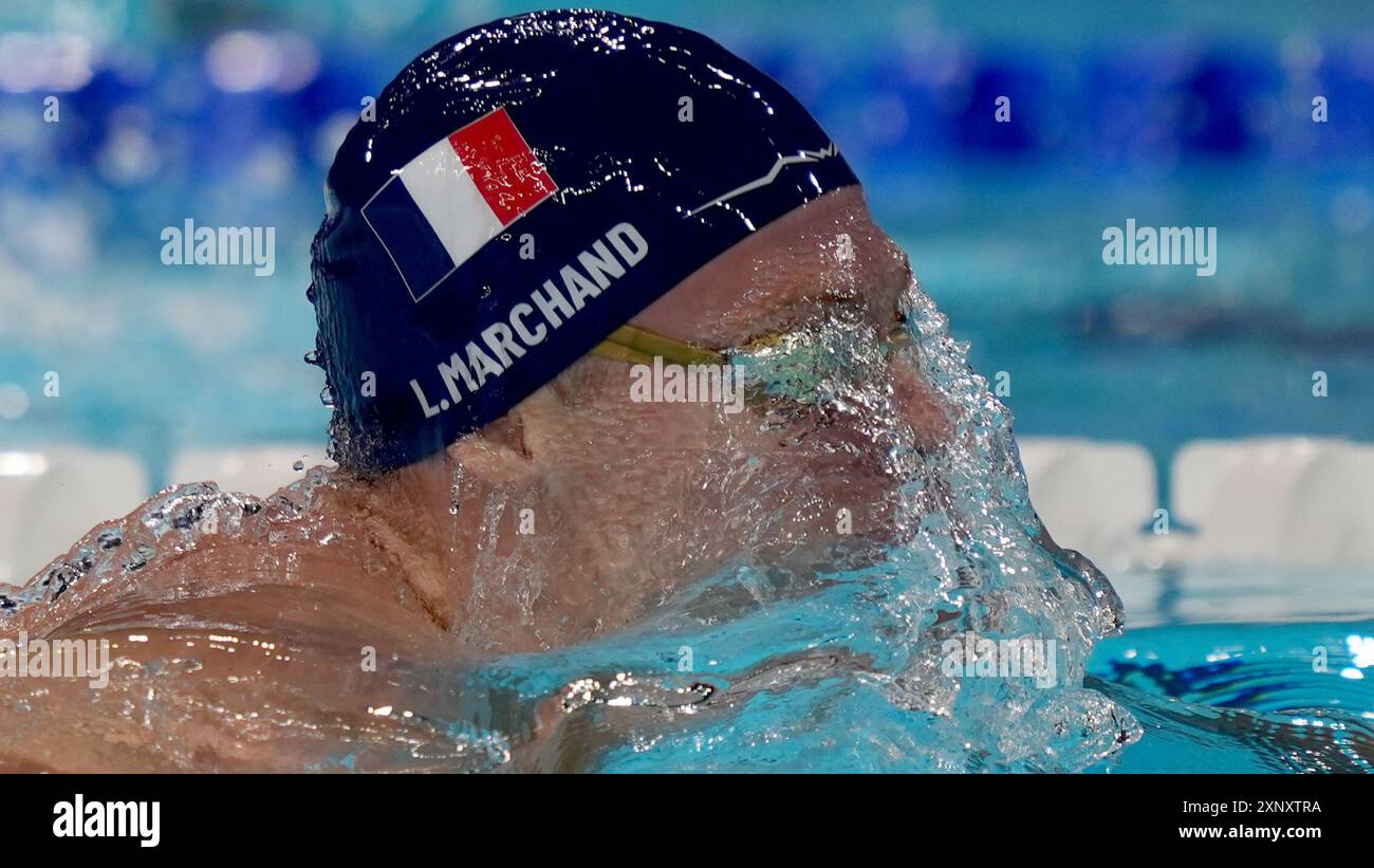 02 août 2024, Jeux Olympiques, Paris 2024, natation, hommes, 200 m medley, finale, Léon Marchand de France en action. Il gagne la course. Photo : Marcus Brandt/dpa Banque D'Images