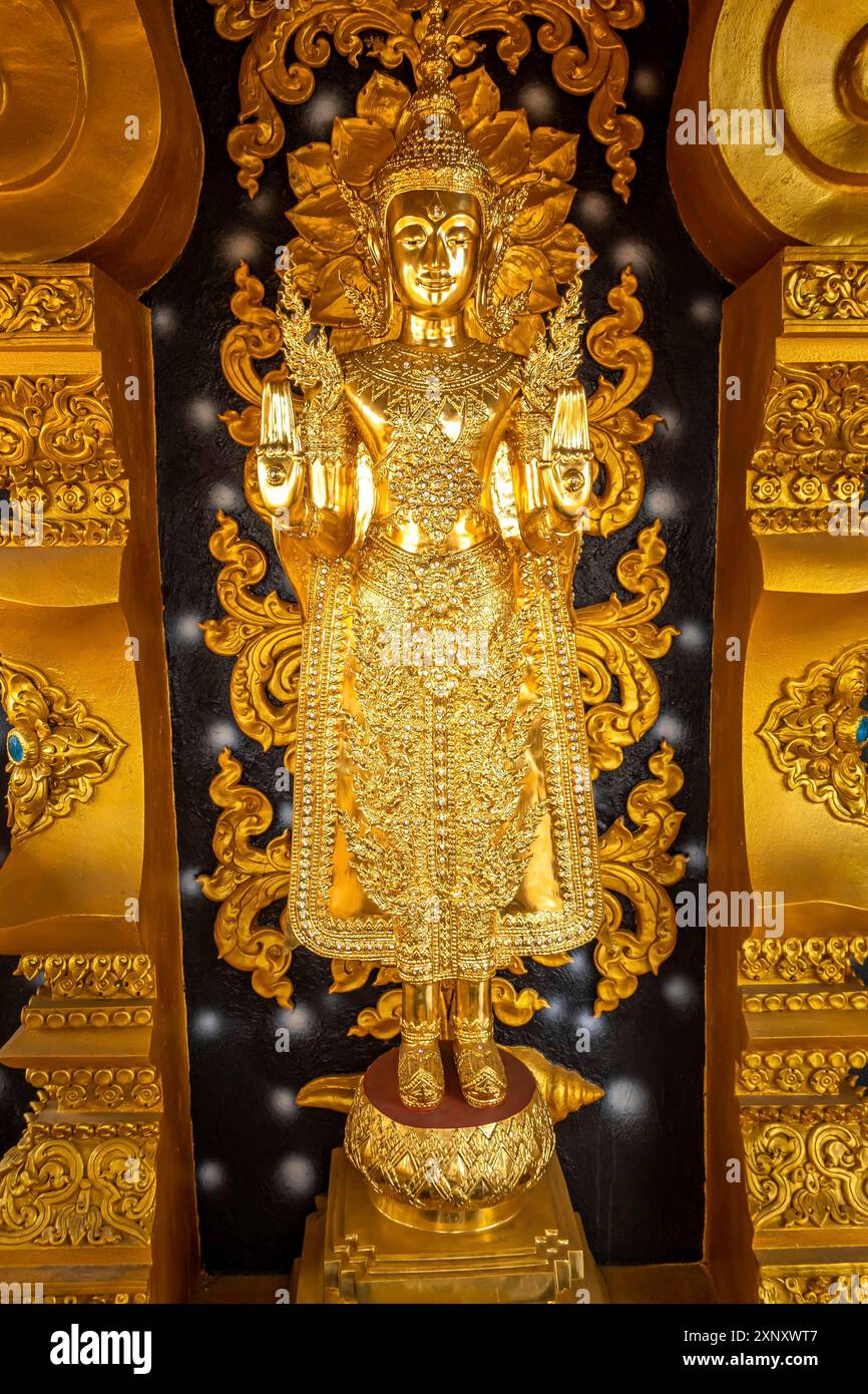 Statue de Bouddha debout dans Wat Phra Que Doi Phra Chan au sommet de la montagne dans le district de Mae Tha, Lampang, Thaïlande Banque D'Images