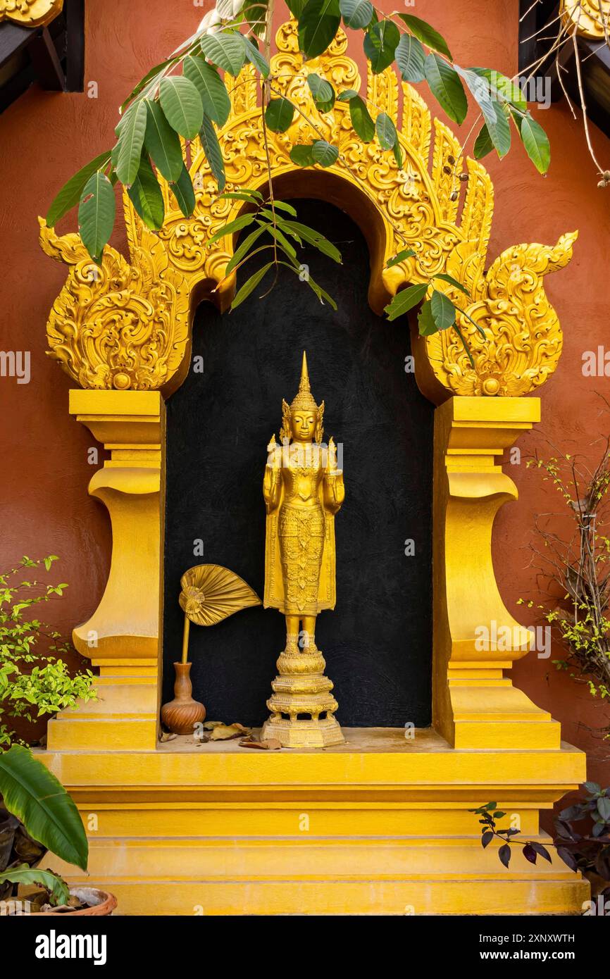 Statue de Bouddha debout à Wat Phra That Doi Phra Chan dans le district de Mae Tha, Lampang, Thaïlande Banque D'Images