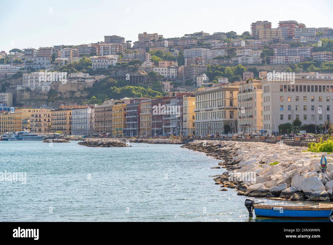 Vue de l'architecture aux couleurs pastel sur le front de mer de via Francesco Caracciolo, Naples, Campanie, Italie, Europe Copyright : FrankxFell 844-34877 Banque D'Images