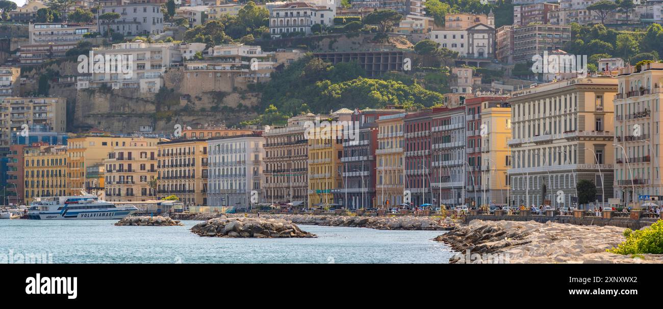 Vue de l'architecture aux couleurs pastel sur le front de mer de via Francesco Caracciolo, Naples, Campanie, Italie, Europe Copyright : FrankxFell 844-34879 Banque D'Images