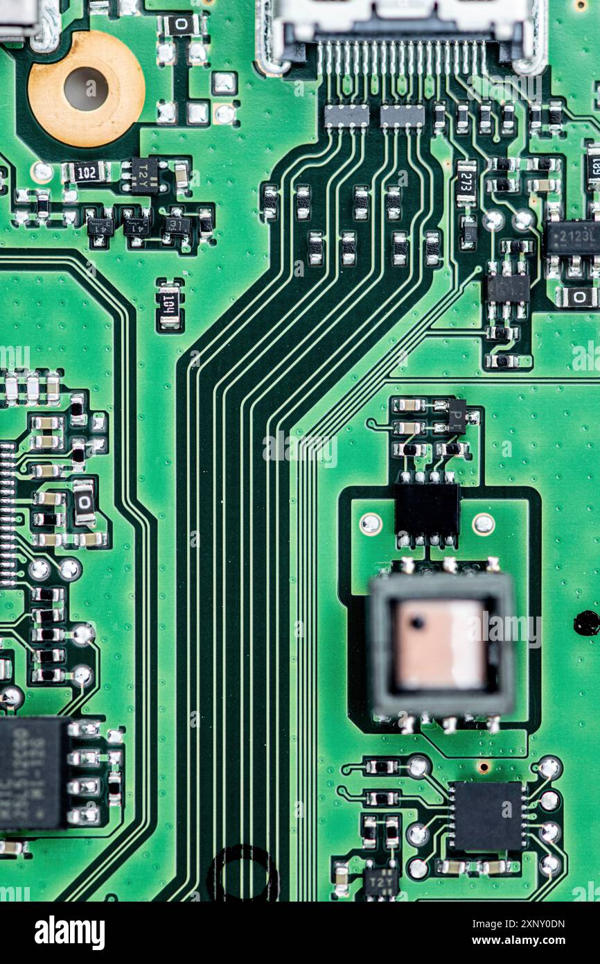 Gros plan de carte de circuit imprimé verte avec beaucoup de composants électroniques Banque D'Images