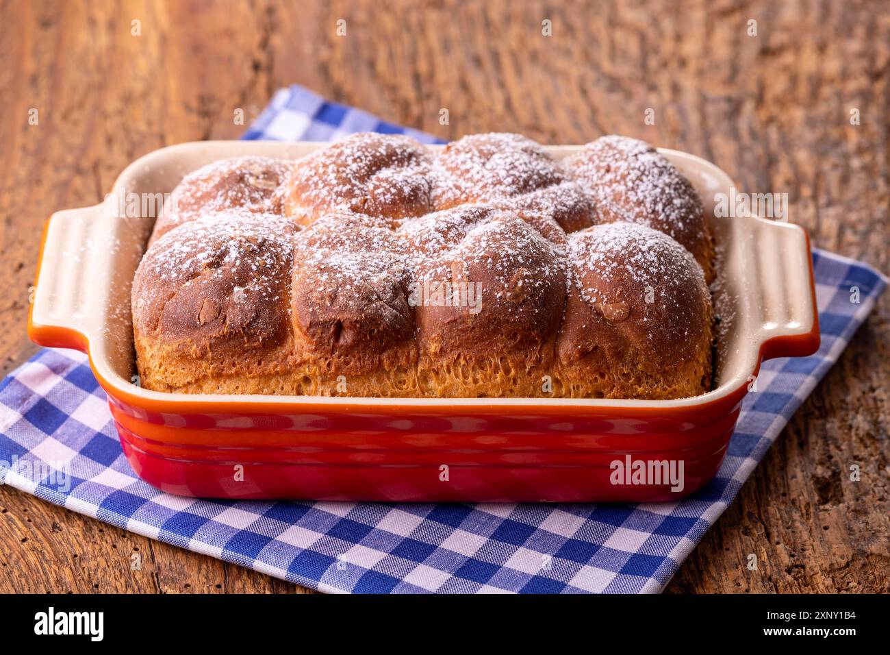 Nouilles tubulaires bavaroises dans une casserole Banque D'Images
