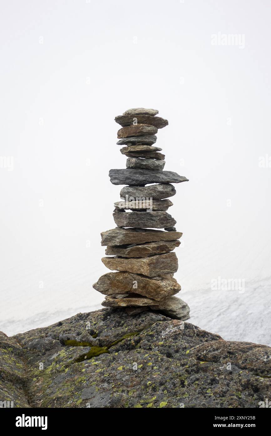 Pierres zen sur fond blanc Banque D'Images