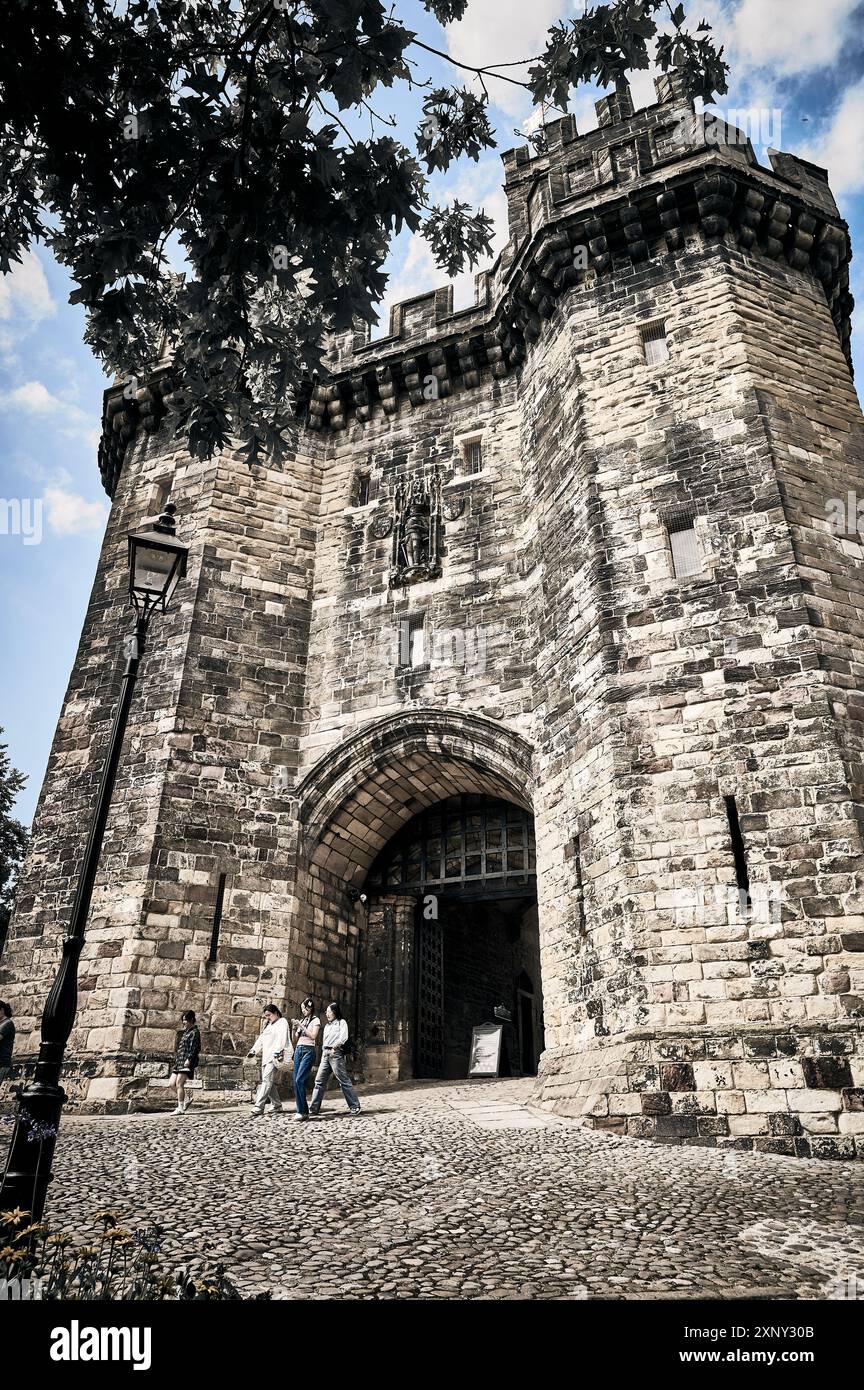 Visiteurs étrangers quittant le château de Lancaster par la porte John O'Gaunt (entrée principale) Banque D'Images