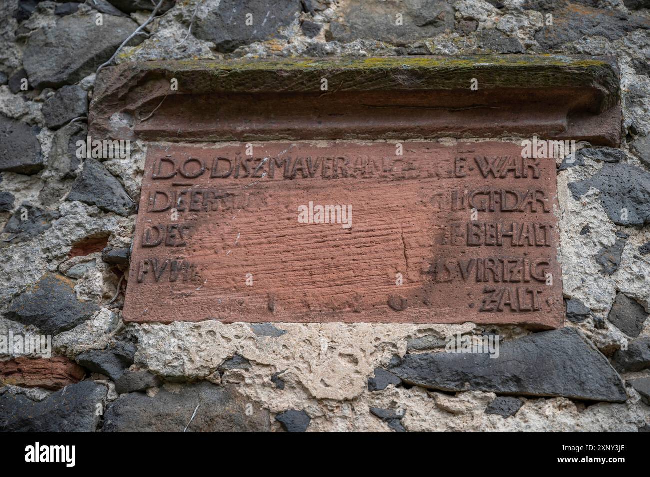 Gros plan sur la pierre de la fondation avec inscription fondatrice du château de Ronneburg, Allemagne Banque D'Images