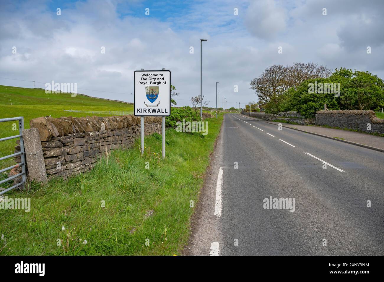 Kirkwall Scotland panneau d'entrée à côté de la route, pas de circulation Banque D'Images