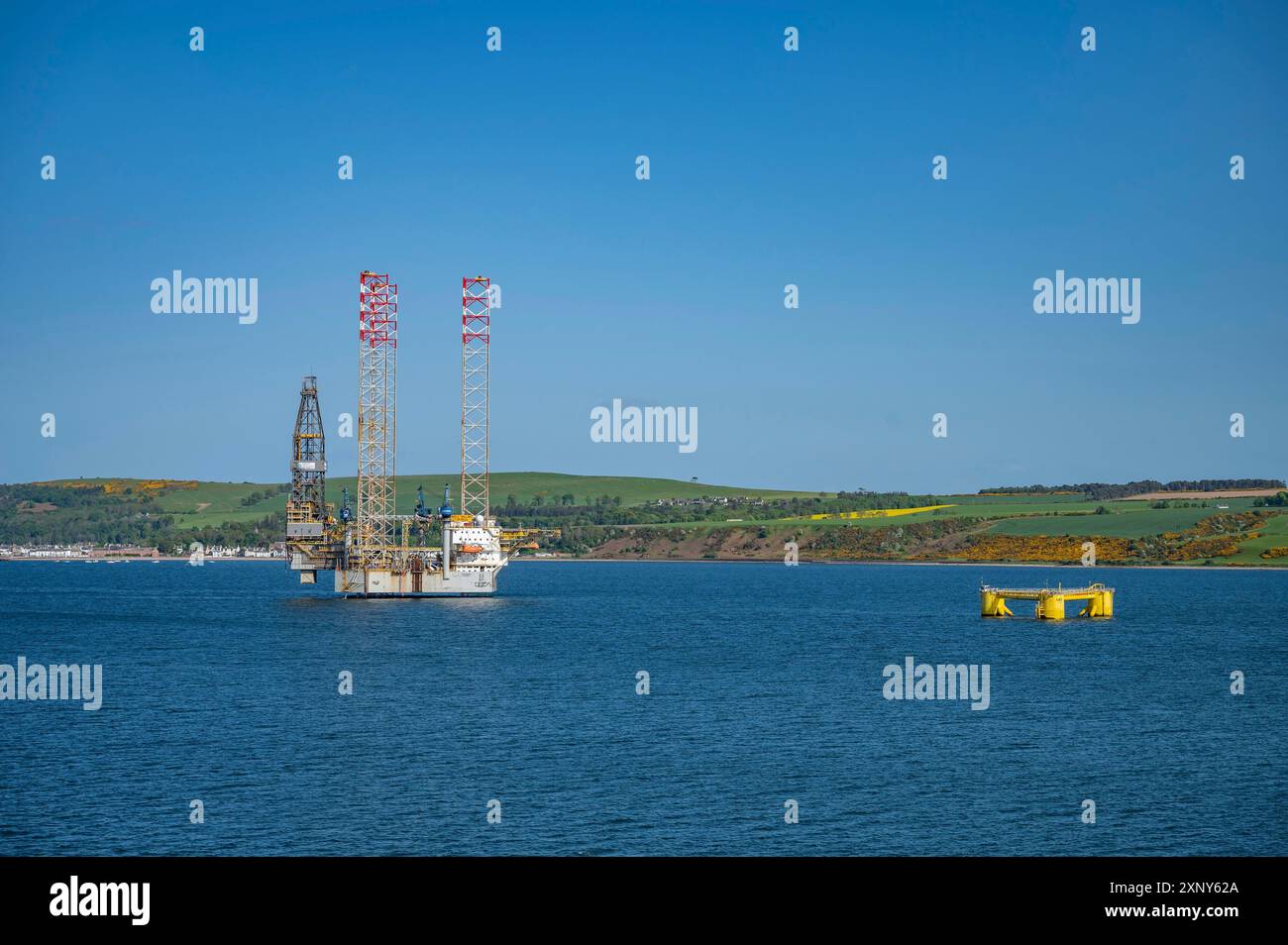 Éolienne offshore de navire industriel en mer à côté de la plate-forme jaune, Invergordon, Écosse, Royaume-Uni Banque D'Images Éolienne offshore de navire industriel en mer à côté de la plate-forme jaune, Invergordon, Écosse, Royaume-Uni Banque D'Images
