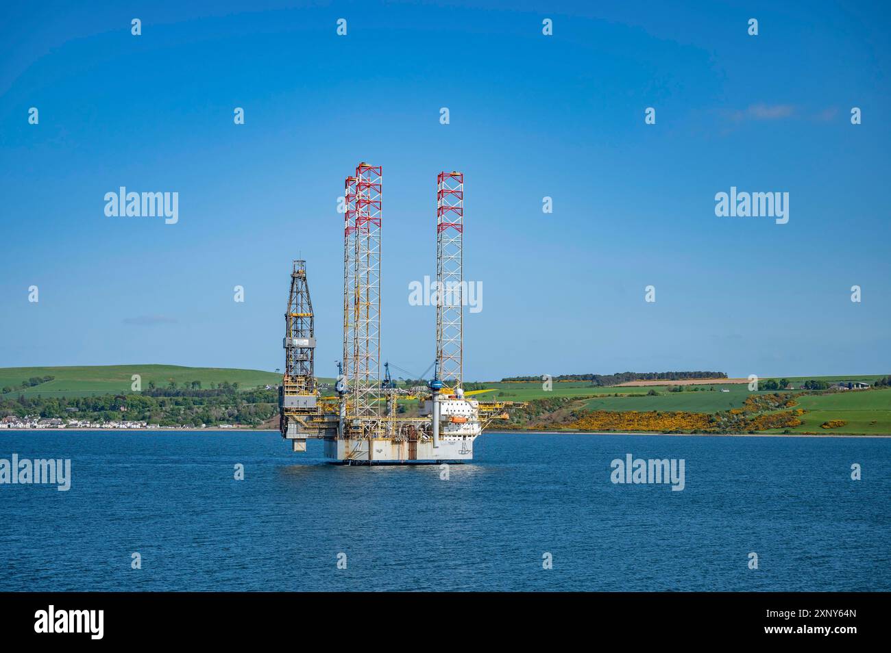 Éolienne de plate-forme offshore de navire industriel en mer, Invergordon, Écosse, Royaume-Uni Banque D'Images