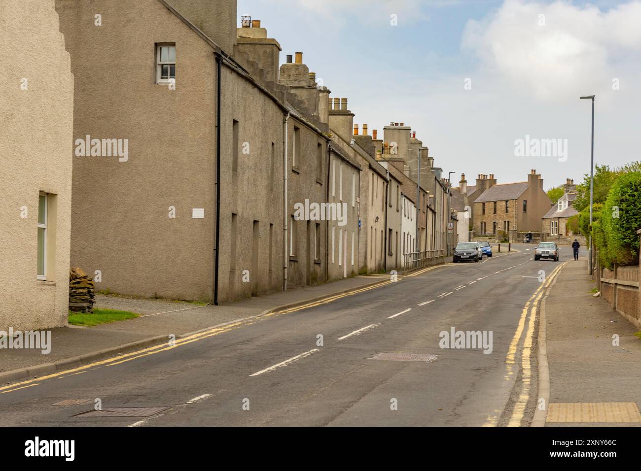 Quartier résidentiel à Kirkwall, Écosse avec route et vieilles maisons à côté, grand angle Banque D'Images