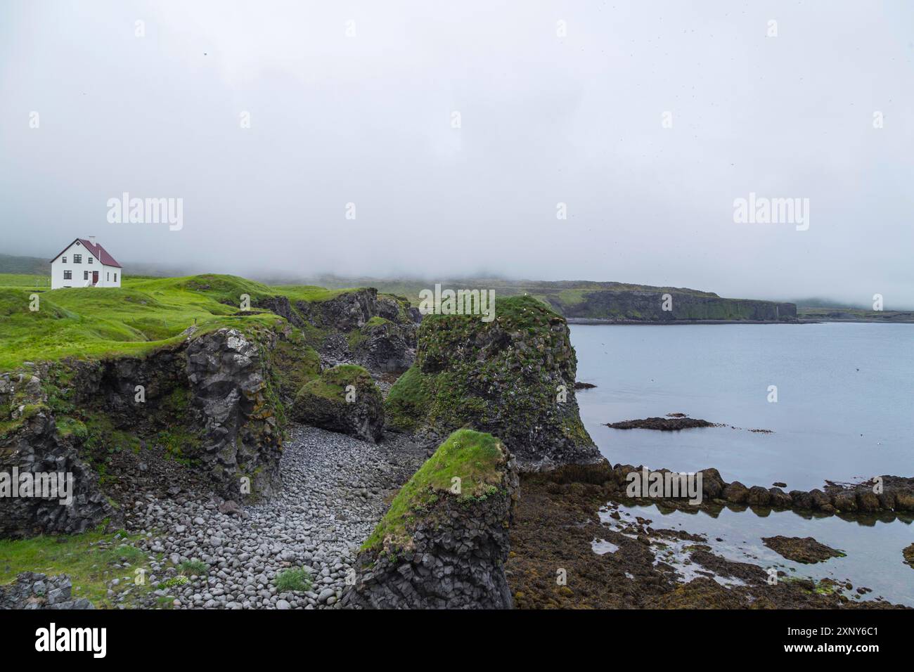 Randonnée d'Arnarstapi au pont de pierre dans le sud de l'Islande Banque D'Images