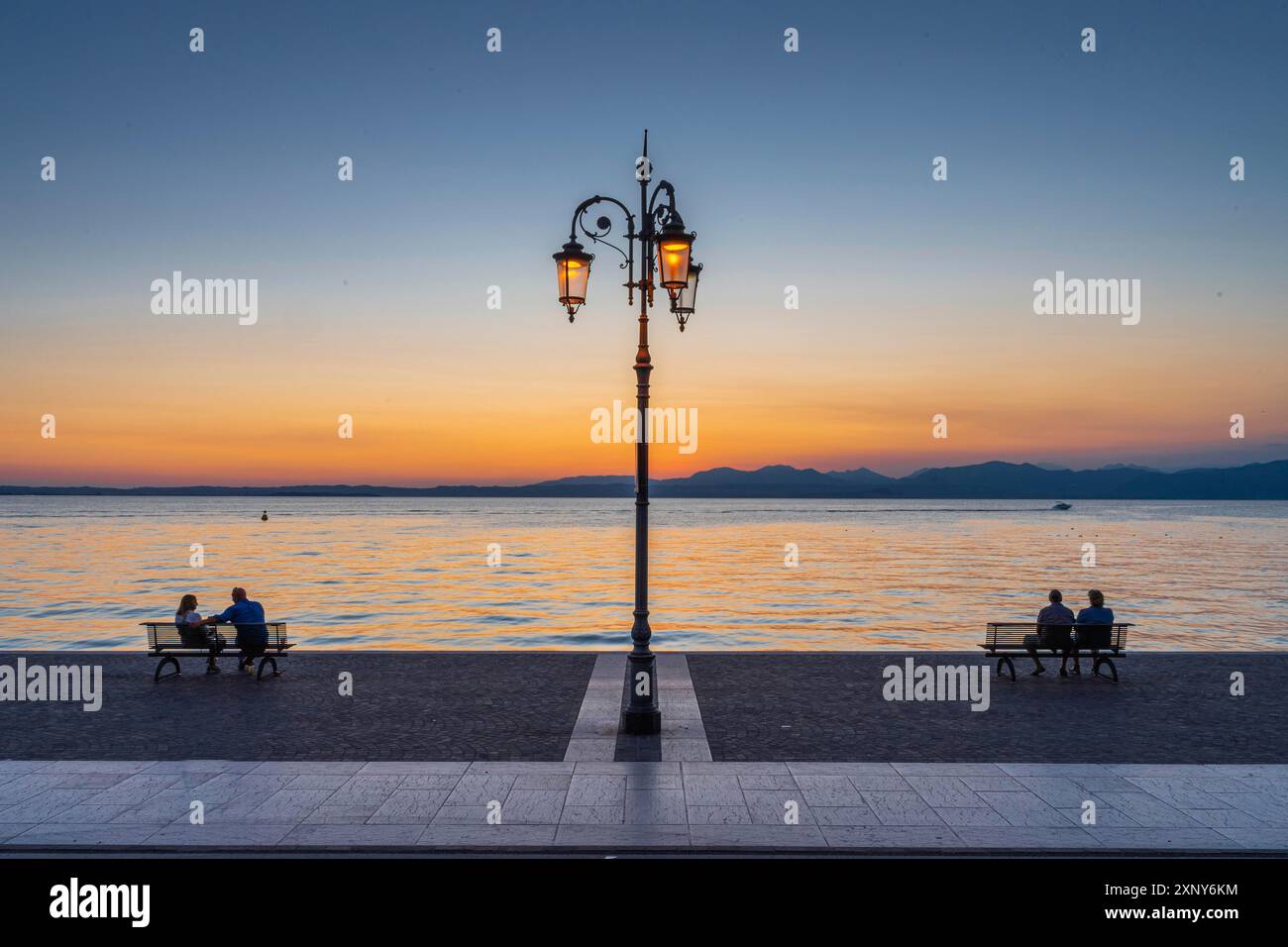 Coucher de soleil sur le lac de Garde à Lazise, Italie Banque D'Images