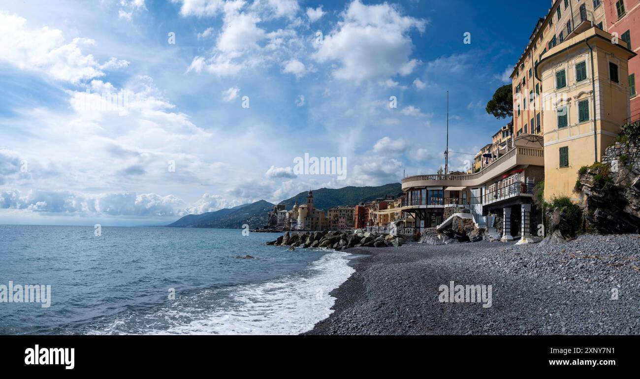 Les maisons colorées du village marin de Camogli on La Riviera italienne près de Portofino Banque D'Images