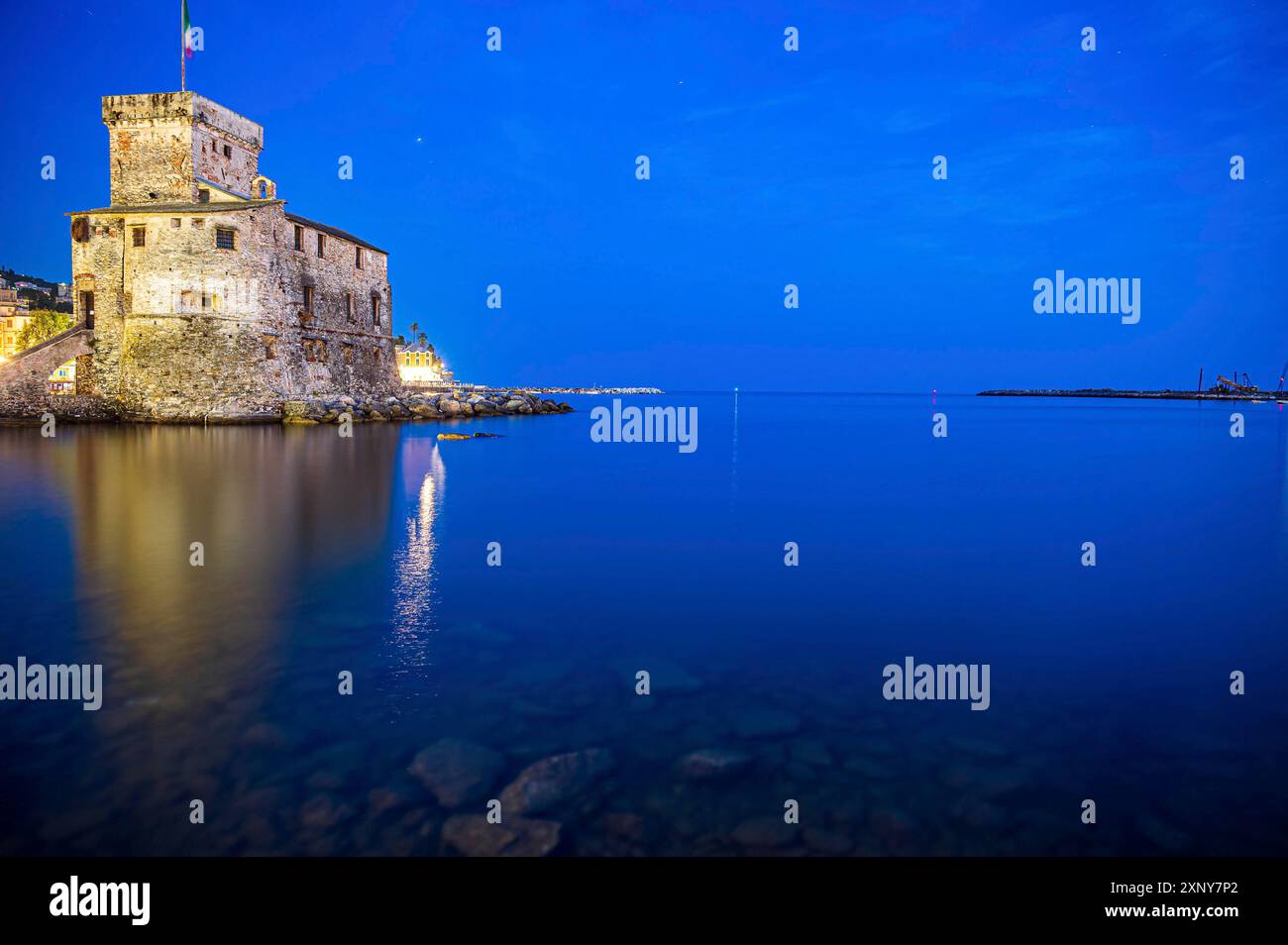 Le château sur la mer, construit au XVI siècle, dans le village de Rapallo sur la Riviera italienne Banque D'Images