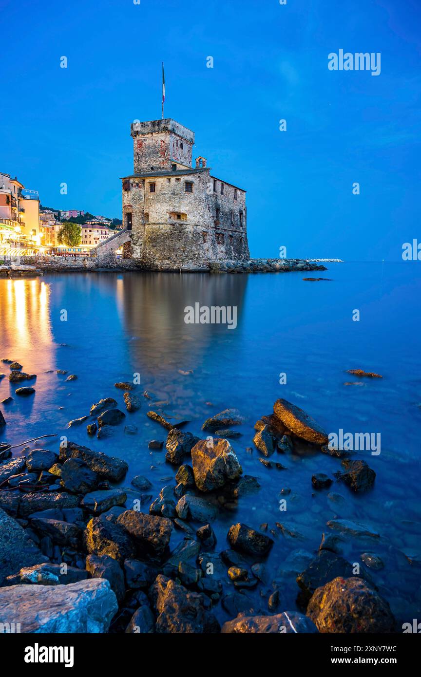 Le château sur la mer, construit au XVI siècle, dans le village de Rapallo sur la Riviera italienne Banque D'Images