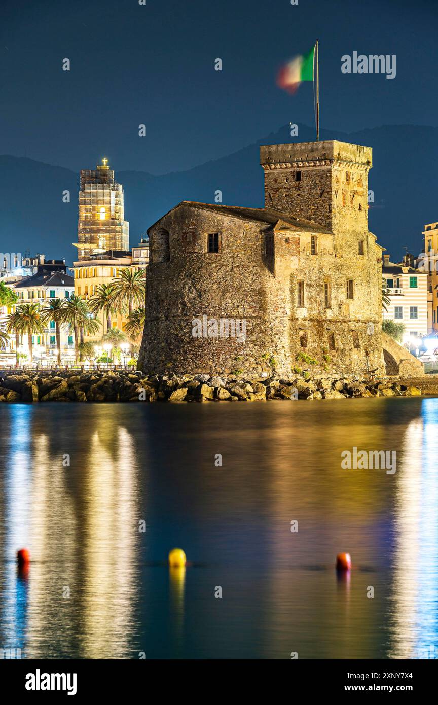 Le château sur la mer, construit au XVI siècle, dans le village de Rapallo sur la Riviera italienne Banque D'Images