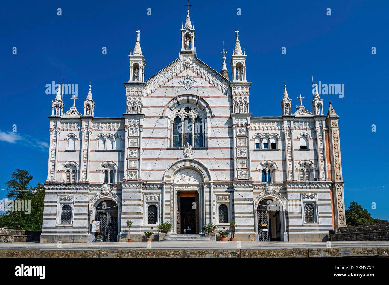 Sanctuaire néogothique de Nostra Signora di Montallegro au sommet d'une colline au-dessus du village de Rapallo dans la Riviera italienne Banque D'Images