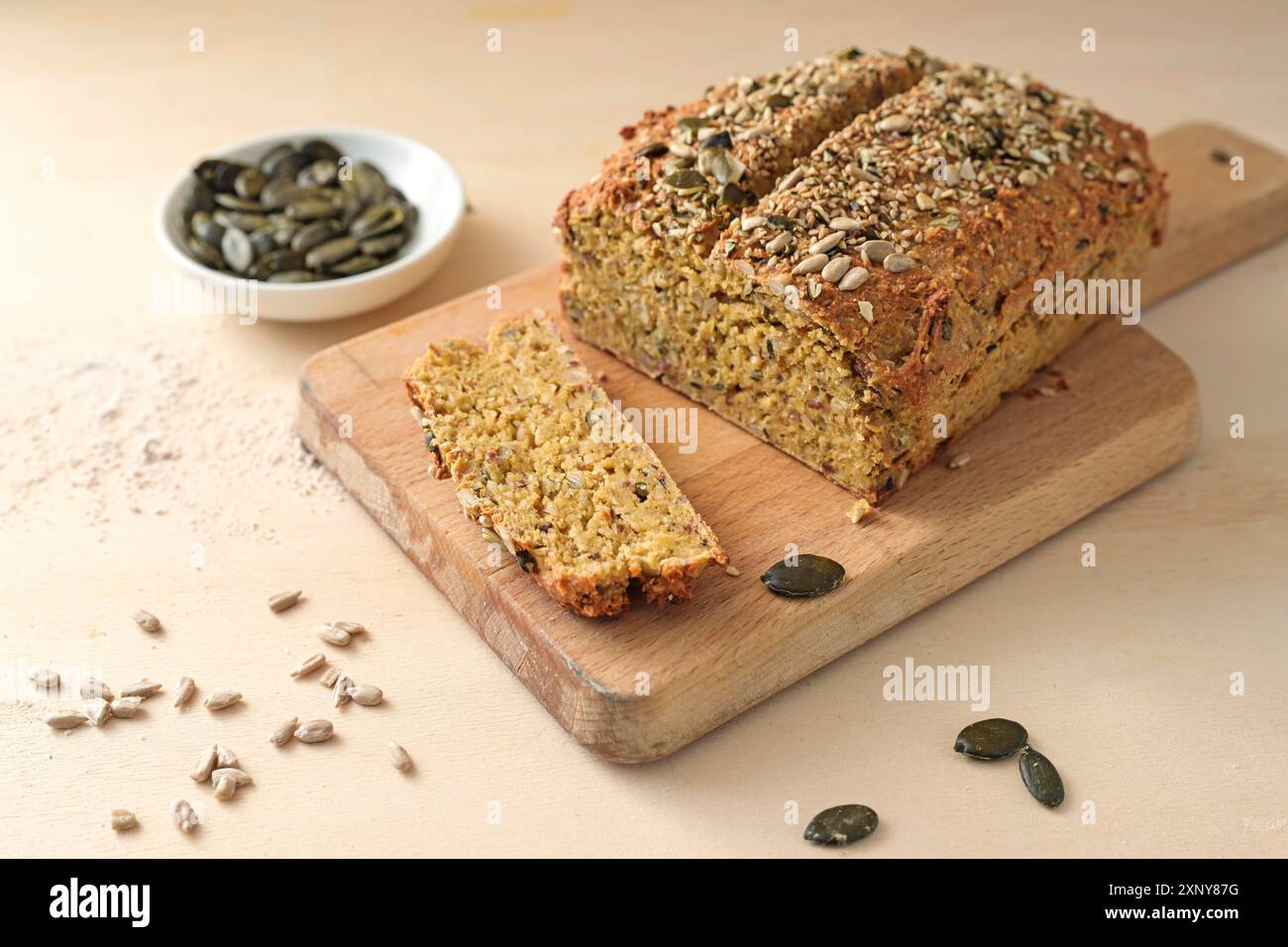 Pain à grains entiers avec beaucoup de graines de citrouille, de tournesol, de sésame et autres, cuisson à faible teneur en glucides avec des fibres et des protéines pour une alimentation saine, copier Banque D'Images