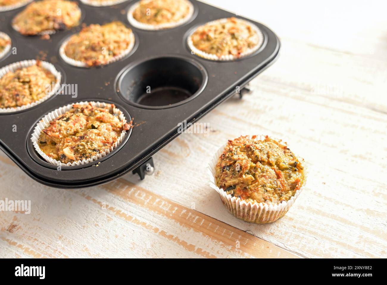 Muffins de légumes sains fraîchement cuits dans une plaque de cuisson, nourriture pour les doigts pour une fête et convient pour un régime végétarien bas carb, foyer sélectionné, étroit Banque D'Images