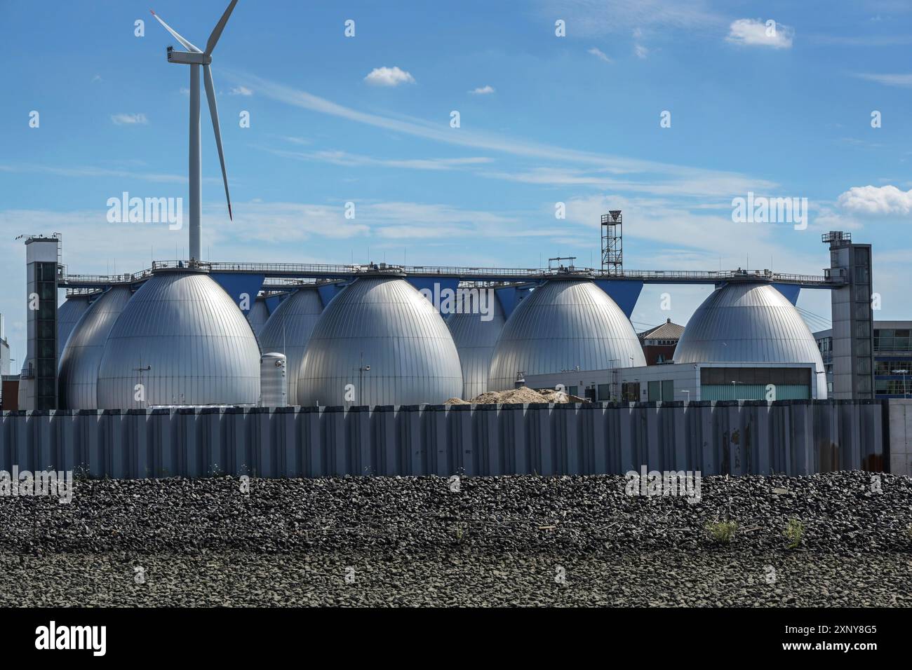 Digesteurs de la station d’épuration Hamburger, située au centre du port, l’usine traite les eaux usées de toute la ville produit également Banque D'Images