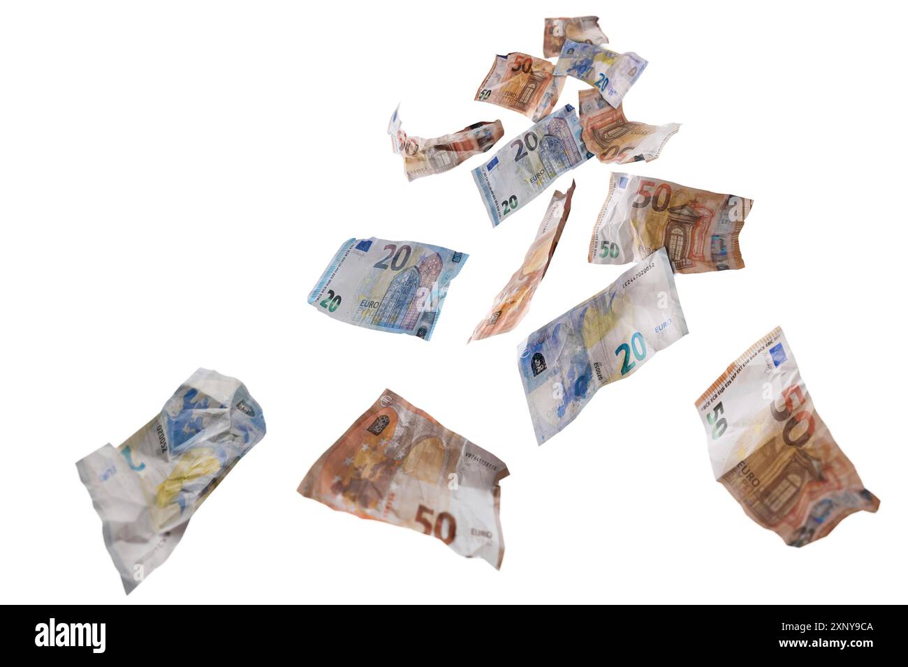 Cinquante et vingt billets en papier en monnaie euro volent vers le bas, concept monétaire pour la finance chanceuse, succès d'affaires, investissement ou gain de loterie, isolé Banque D'Images