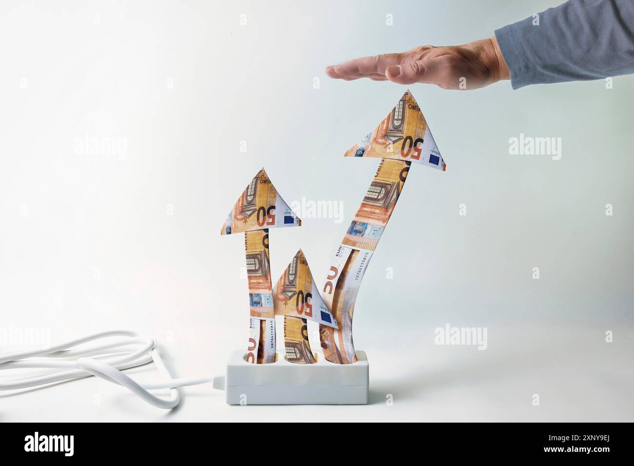 Limite des prix de l'énergie, ou Strompreisbremse, bande de puissance avec des flèches montantes de l'argent, la main d'en haut limite la croissance des prix pendant la crise économique Banque D'Images