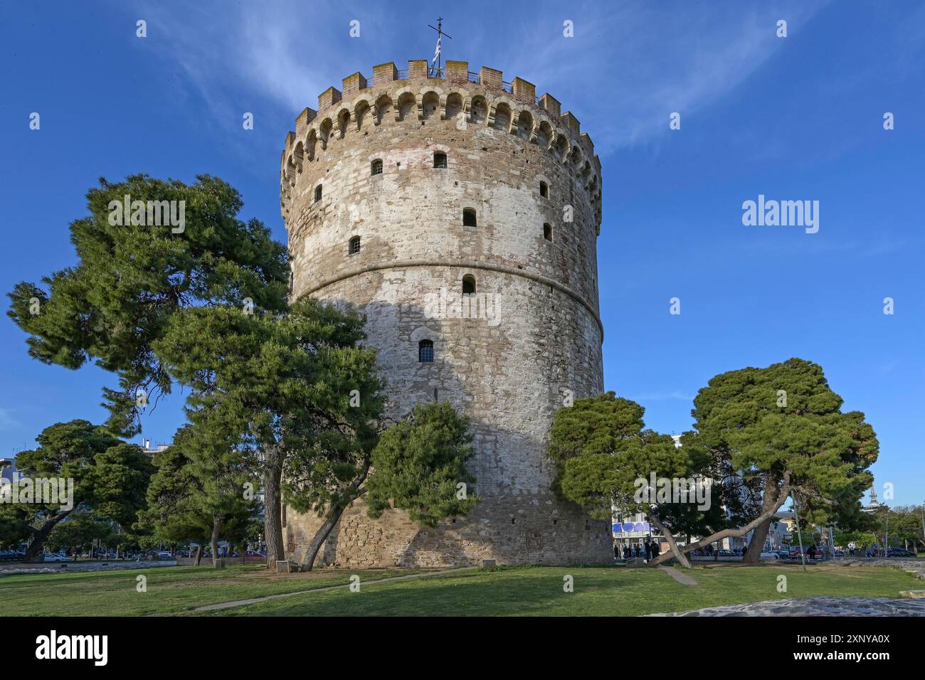 Tour blanche de Thessalonique, Grèce, célèbre monument entre les pins et destination de voyage pour les touristes dans la ville, ciel bleu par une journée ensoleillée Banque D'Images