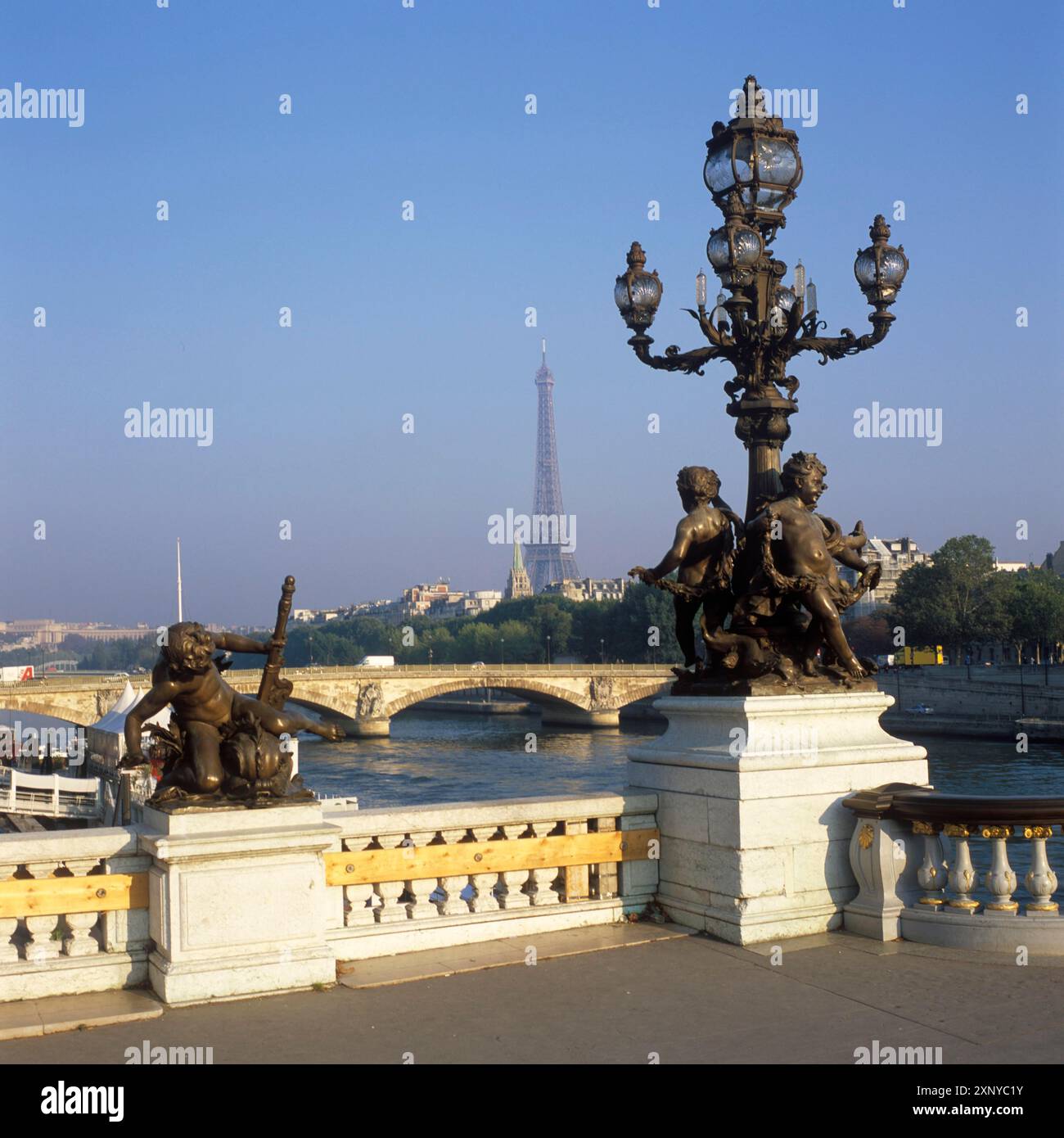 Kandelaber mit Putten, Pont Alexandre III, hinter der Eiffelturm, Paris, Frankreich Banque D'Images