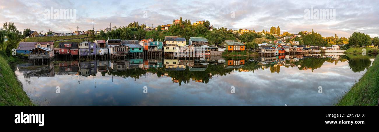Maisons sur pilotis Pedro Montt, Castro, Chiloé, Chili Banque D'Images