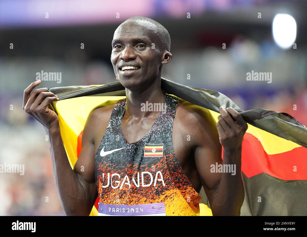 (240802) --, 2 août 2024 (Xinhua) -- Joshua Cheptegei, de l'Ouganda, célèbre la finale masculine du 10000m d'athlétisme aux Jeux Olympiques de Paris 2024 à Paris, France, le 2 août 2024. (Xinhua/lui Siu Wai) Banque D'Images