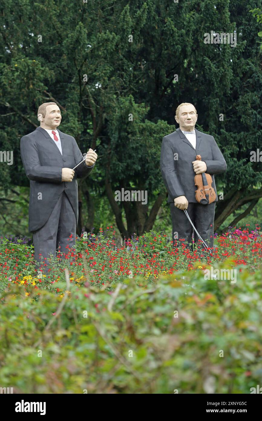 Sculptures et mémorial au chef d'orchestre Fritz Bush et au violoniste Adolf Bush par Christel Lechner 2017, Everyday People, debout, deux, bâton de chef d'orchestre Banque D'Images