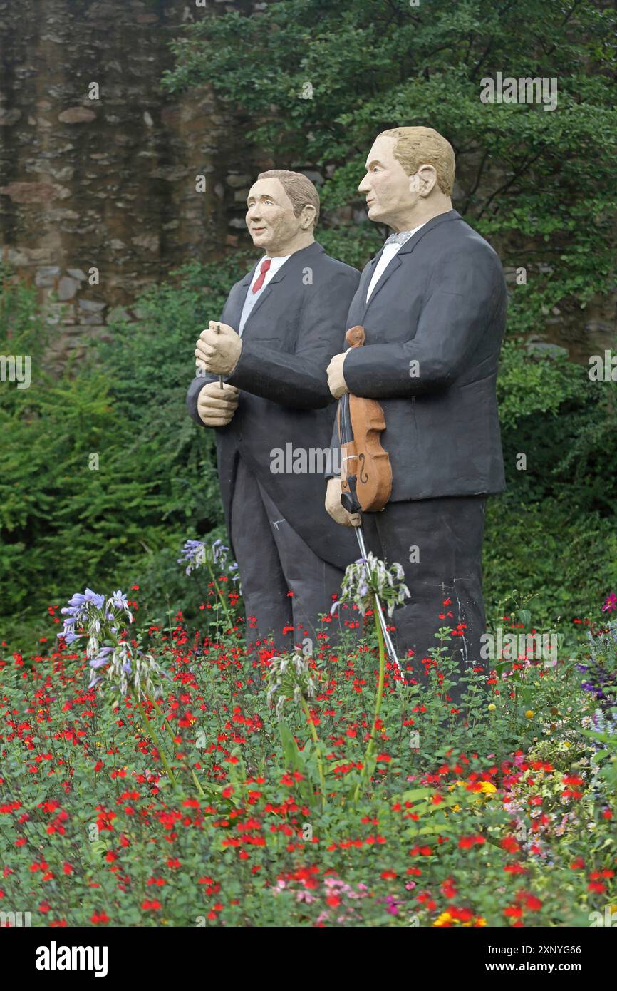 Sculptures et mémorial au chef d'orchestre Fritz Bush et au violoniste Adolf Bush par Christel Lechner 2017, Everyday People, debout, deux, bâton de chef d'orchestre Banque D'Images