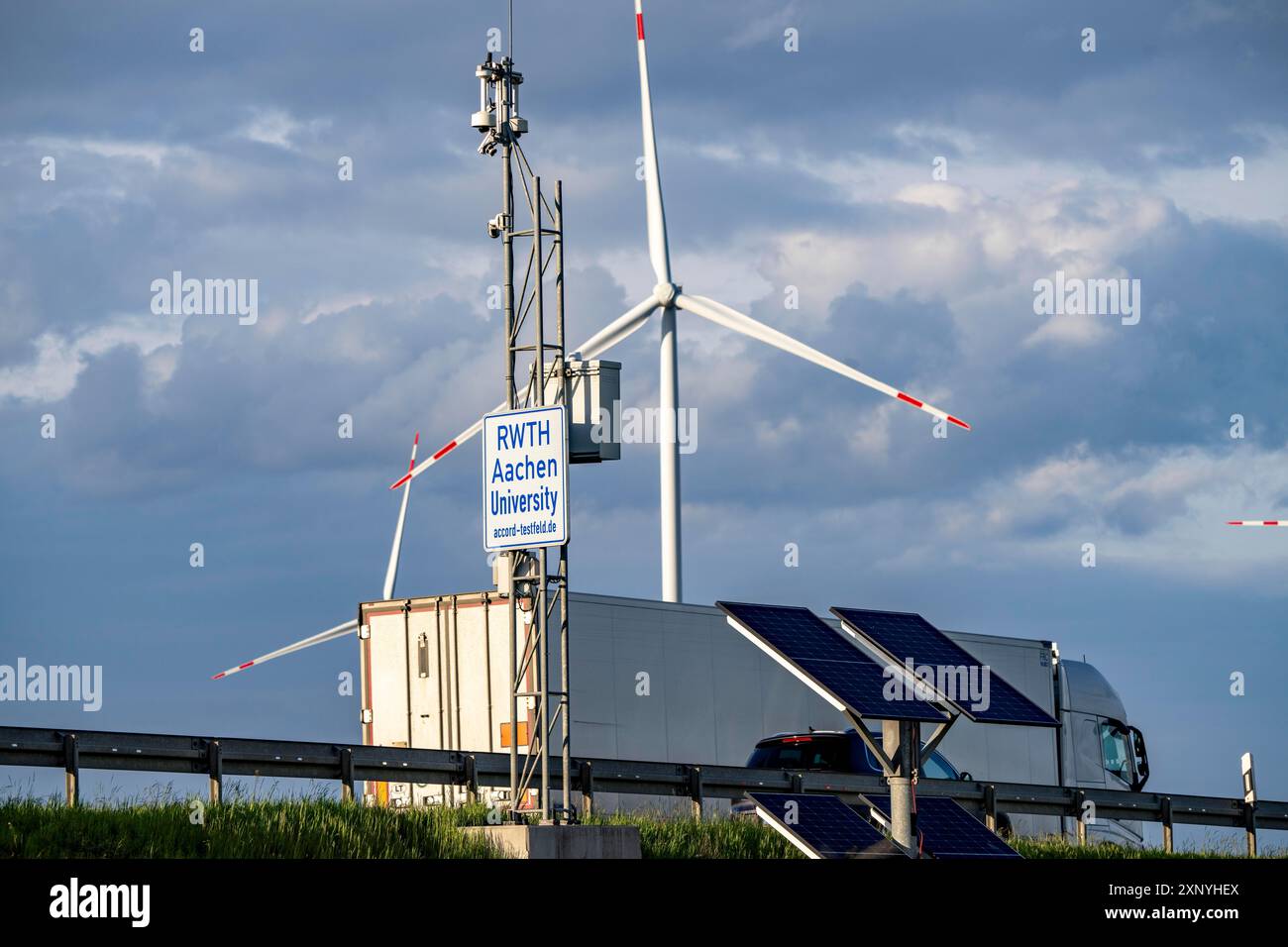Piste d'essai de l'Université RWTH d'Aix-la-Chapelle, pour la conduite autonome, sur l'autoroute A44, 11 capteurs sur une section d'autoroute de 1 KM DE long collectent les données d'essai Banque D'Images