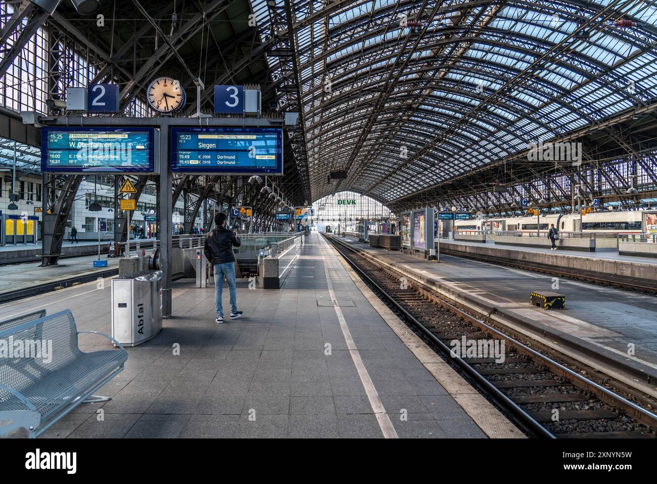 Effets de la crise du coronavirus, voies vides à la gare principale de Cologne, Allemagne Banque D'Images