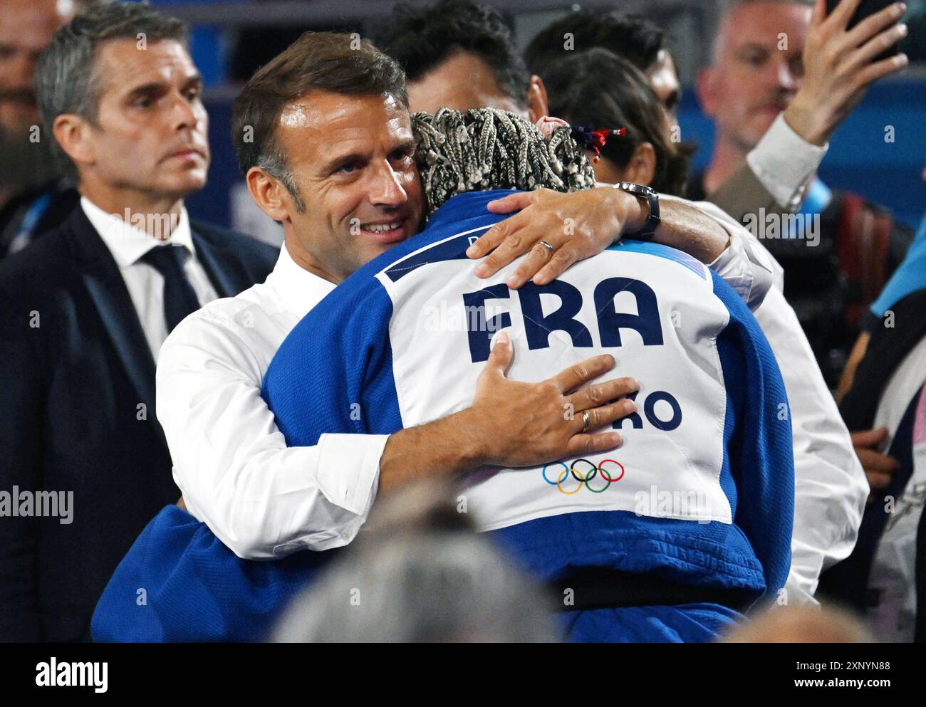 Paris, France. 2 août 2024. La française Romane Dicko est félicitée par le président français Emmanuel Macron après le combat pour la médaille de bronze féminine de judo de 78 kg aux Jeux Olympiques de Paris 2024 à Paris, France, le 2 août 2024. Crédit : Li an/Xinhua/Alamy Live News Banque D'Images