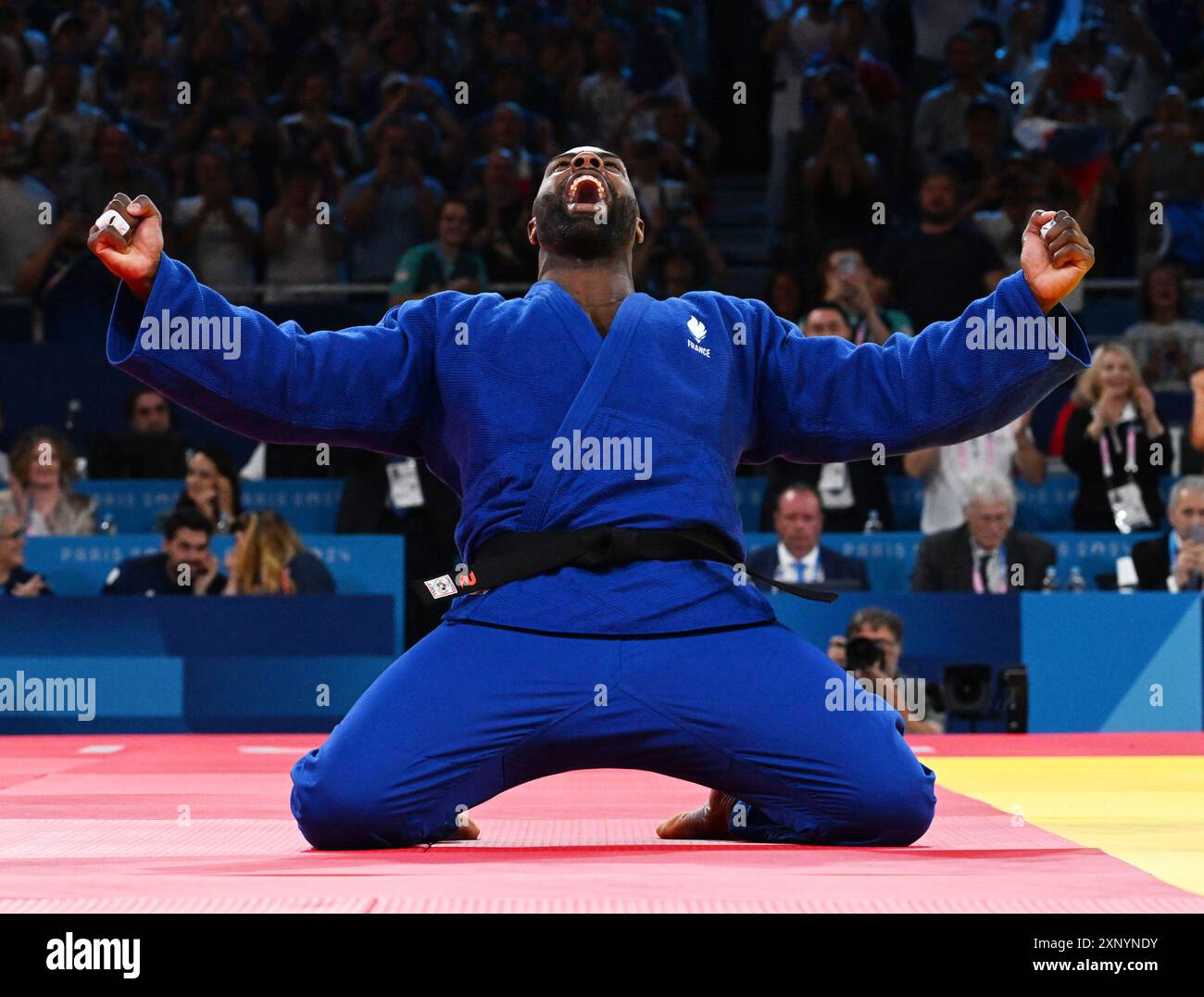 Paris, France. 2 août 2024. Le Français Teddy Riner célèbre la finale masculine de judo de 100 kg aux Jeux Olympiques de Paris 2024 à Paris, France, le 2 août 2024. Crédit : Li an/Xinhua/Alamy Live News Banque D'Images