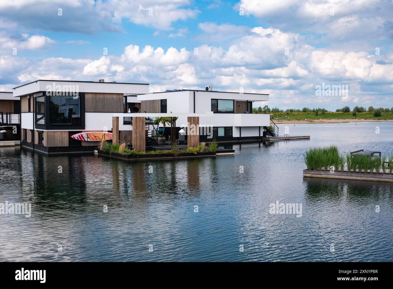 Nimègue, Gueldre, pays-Bas, 11 juillet 2024 - immobilier de luxe au bord de l'eau Banque D'Images