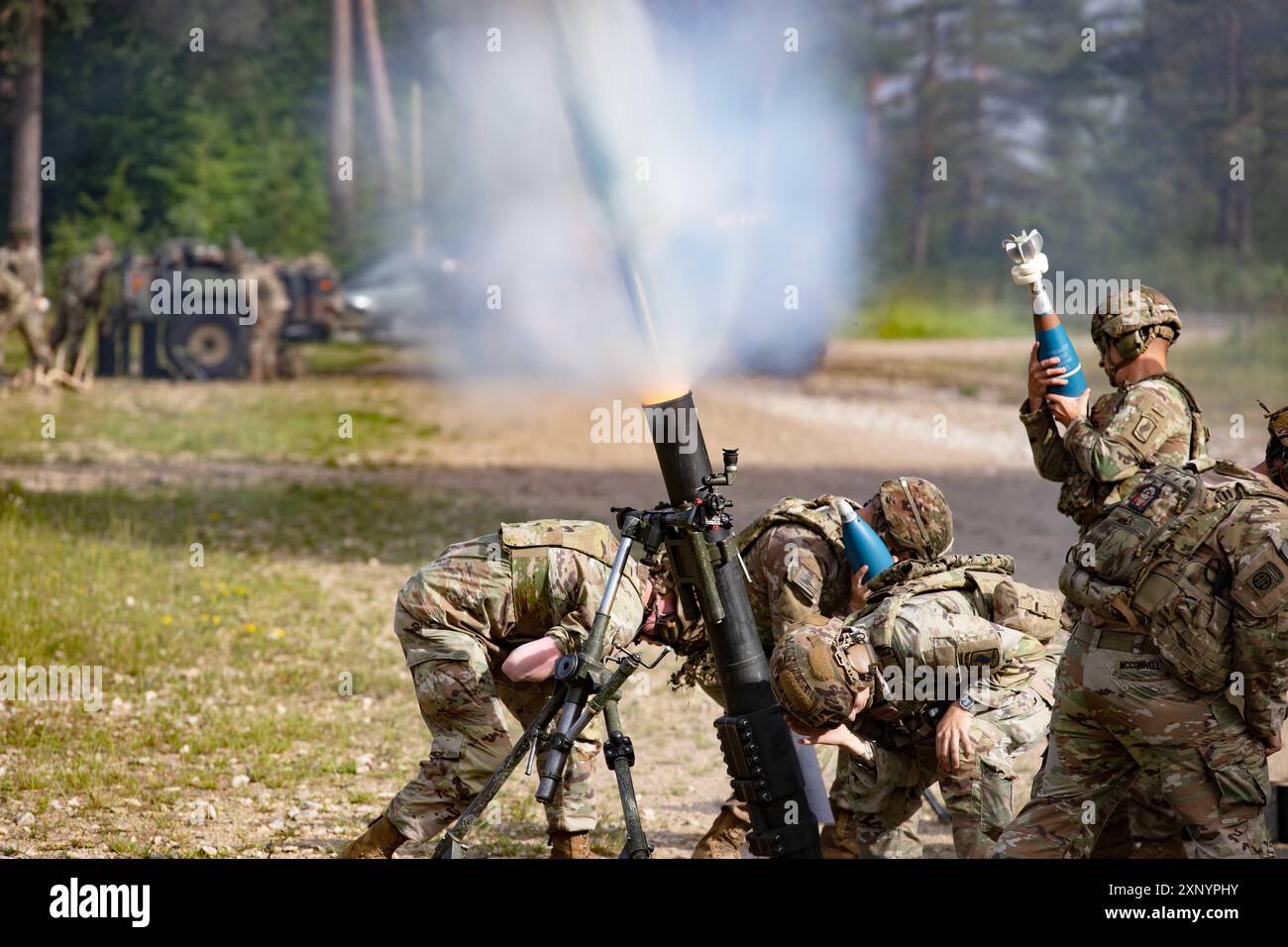 Grafenwoehr, Bayern, Allemagne. 1er juillet 2024. Des soldats de l'armée américaine mènent une mission de tir à un point de tir de mortier dans la zone d'entraînement de Grafenwoehr, en Allemagne, le 1er juillet 2024. Le 7th Army Training Command fournit et projette des forces prêtes à combattre et crédibles à l’armée américaine en Europe et en Afrique et au Commandement européen américain, tout en testant et renforçant l’interopérabilité avec les Alliés et les partenaires pour soutenir les opérations sur le théâtre et conduire la préparation au sein de l’OTAN. (Crédit image : © Adrian Greenwood/U.S. Army/ZUMA Press Wire) USAGE ÉDITORIAL UNIQUEMENT ! Non destiné à UN USAGE commercial ! Banque D'Images