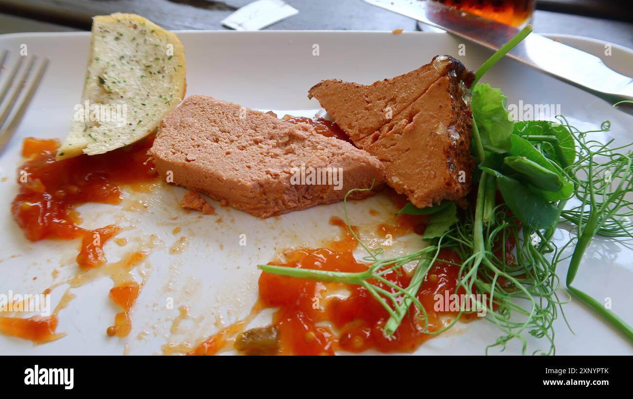 Pâté de porc et de canard avec pain grillé et salade Banque D'Images